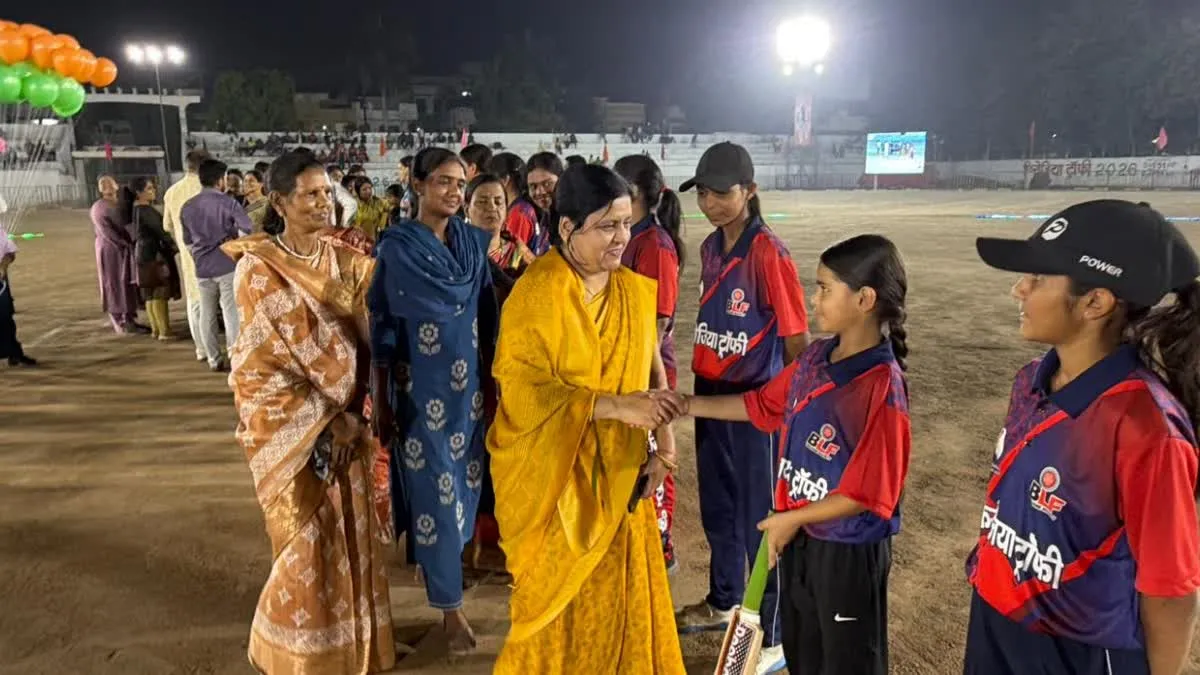 Ujjain News: नारी शक्ति वंदन अधिनियम की खुशी में महिलाओं का ‘चौका-छक्का’, उज्जैन में आयोजित हुई अनोखी क्रिकेट प्रतियोगिता