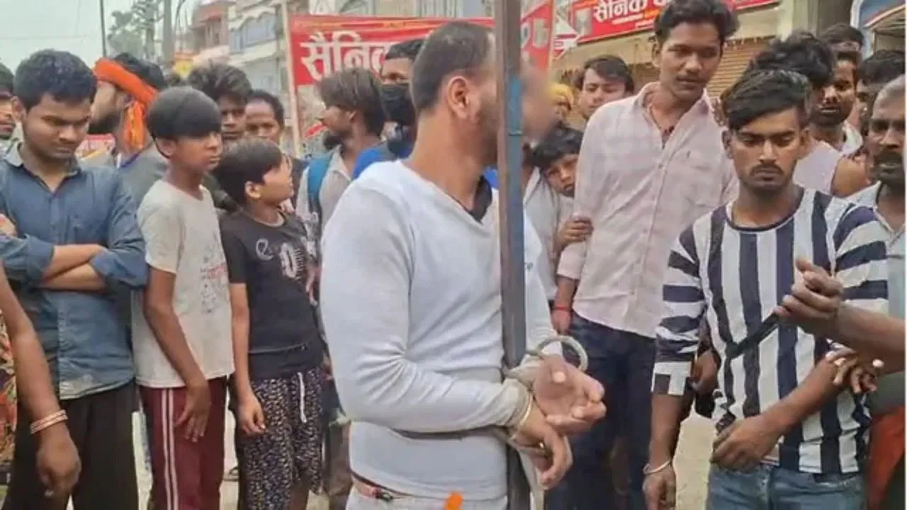 Muzaffarpur Crime: मुजफ्फरपुर में बकरी चोरी के आरोप में युवक को खंभे से बांधकर पीटा, रिटायर्ड कृषि अधिकारी का बेटा निकला आरोपी