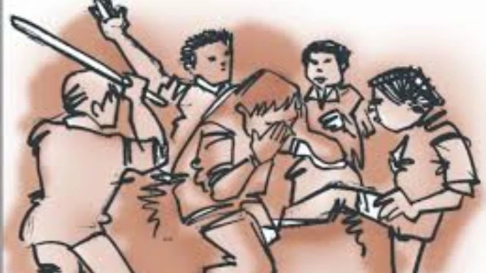 CG Crime News: धमतरी में सरेआम गुंडागर्दी! पेशी पर आए राजस्थान के युवकों की दौड़ा-दौड़ाकर पिटाई, दुकानों में छिपकर बची जान