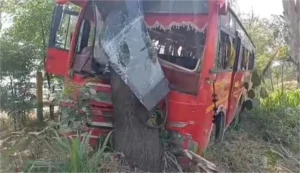 Road Accident: यात्रियों से भरी बस को तेज रफ्तार टिप्पर ने मारी टक्कर; ड्राइवर समेत 8 लोग गंभीर रूप से घायल