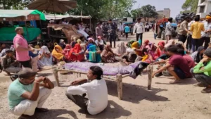 पुलिस प्रताड़ना से तंग आकर युवक ने की खुदकुशी, भड़के ग्रामीणों ने शव सड़क पर रखकर लगाया जाम; भारी तनाव