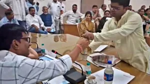 Chhindwara Political Drama: पार्षद ने कमिश्नर को दी गंदे पानी की बोतल और कहा- ‘इसे पीकर देखिए’, निगम दफ्तर में टेबल पर बैठकर दिया धरना