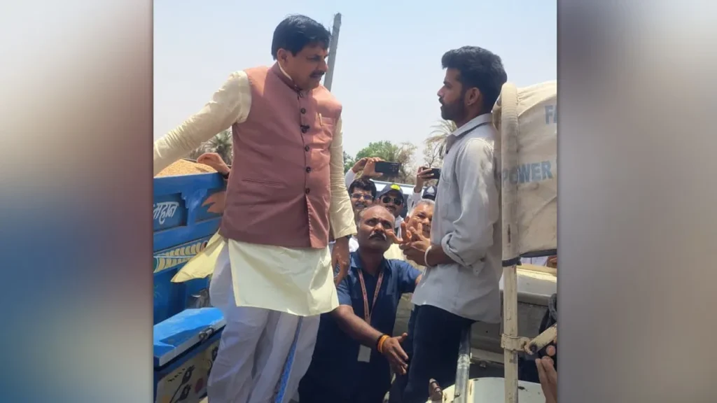 MP: सीएम मोहन यादव का ‘जमीनी’ एक्शन, ट्रॉली पर चढ़कर किसानों से जानी हकीकत; उपार्जन केंद्रों पर सुविधाओं की बढ़ाई रफ्तार
