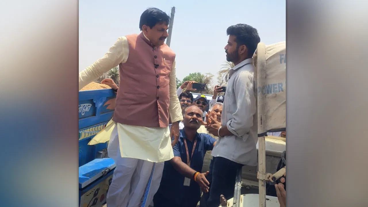 MP: सीएम मोहन यादव का ‘जमीनी’ एक्शन, ट्रॉली पर चढ़कर किसानों से जानी हकीकत; उपार्जन केंद्रों पर सुविधाओं की बढ़ाई रफ्तार