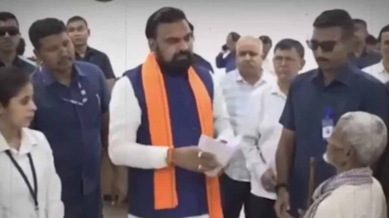 पटना में गजब का फ्रॉड! रसगुल्ला खिलाकर हड़प ली करोड़ों की जमीन, न्याय की गुहार लेकर डिप्टी CM सम्राट चौधरी के दरबार पहुंचा पीड़ित