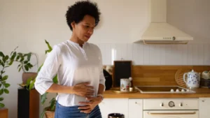 गर्मियों में पेट की समस्याओं से हैं परेशान? एक्सपर्ट से जानें आंतों की नेचुरली सफाई और कब्ज से बचने के आसान तरीके