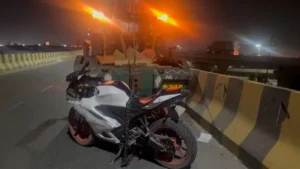 Delhi Road Accident: मुकुंदपुर फ्लाईओवर पर दीवार से टकराई तेज रफ्तार बाइक, 2 युवकों की मौत, एक नाले में जा गिरा