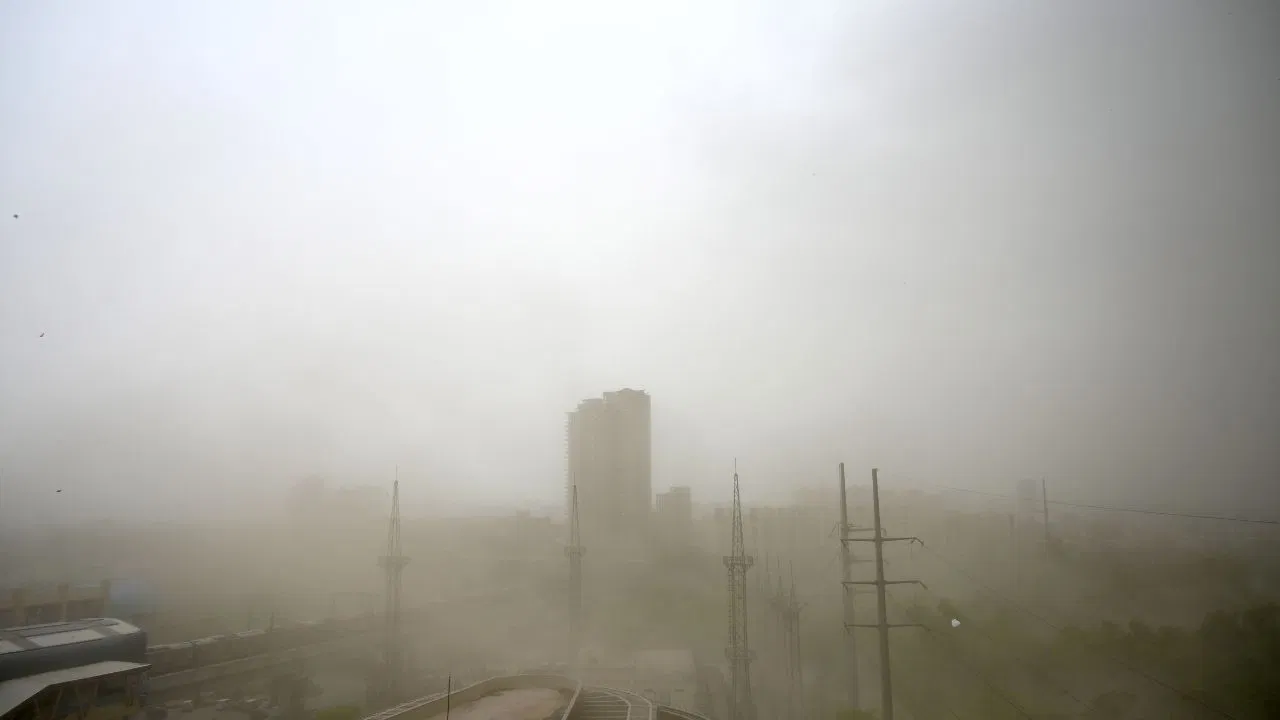 Delhi-NCR Weather Update: दिल्ली-NCR में धूल भरी आंधी का तांडव! तेज हवाओं से थमी रफ्तार; जानें UP समेत 5 राज्यों का हाल