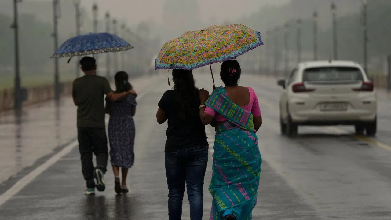 Weather Update Today: दिल्ली-NCR में कभी धूप-कभी बारिश, UP-बिहार में IMD का अलर्ट; जानें एमपी-राजस्थान के मौसम का हाल