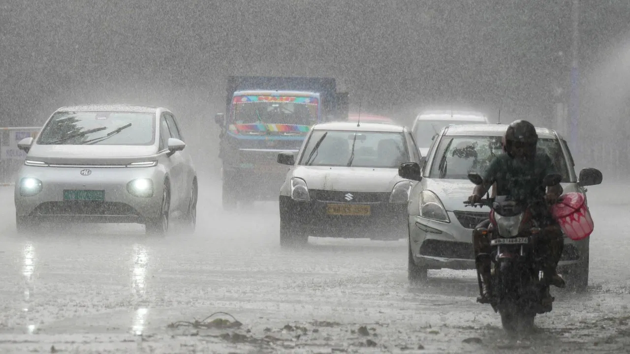 Delhi Weather Update: दिल्ली-NCR में झमाझम बारिश से बदला मौसम, IMD ने अगले 24 घंटों के लिए जारी किया ‘येलो अलर्ट’