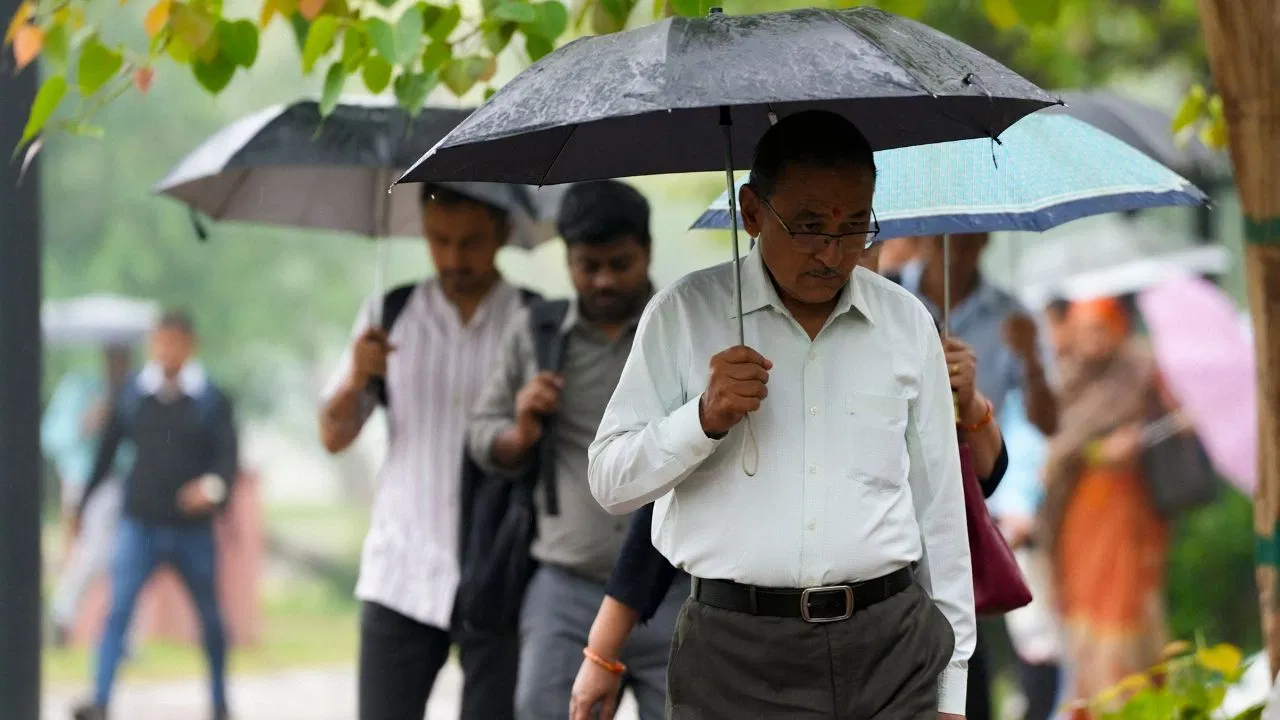 IMD Weather Alert: दिल्ली-NCR में बारिश, मध्य प्रदेश और राजस्थान में ओलावृष्टि की चेतावनी; जानें अपने राज्य का हाल