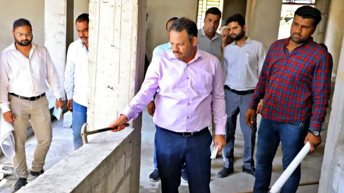 Dewas: देवास में अचानक हथौड़ा लेकर क्यों दौड़े कलेक्टर ऋषव गुप्ता? सामने आई इसके पीछे की ये दिलचस्प कहानी