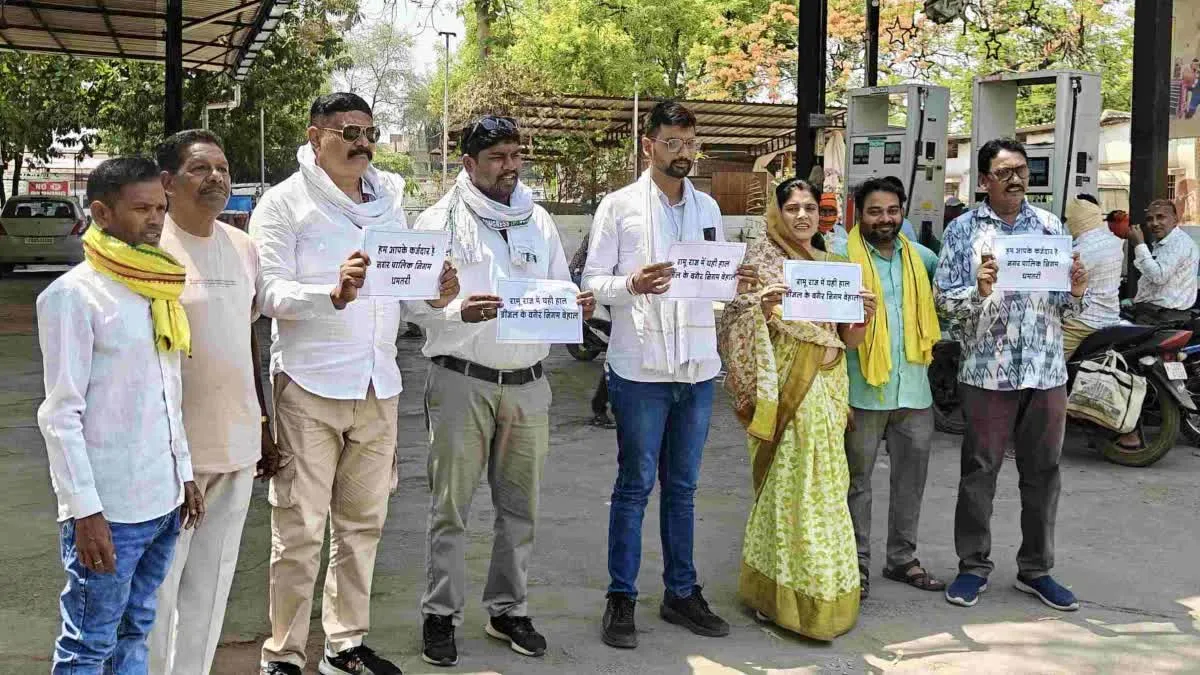 Dhamtari: लाखों का पेट्रोल बिल बना बवाल, नगर निगम के खिलाफ कांग्रेस का बड़ा प्रदर्शन; मेयर पर साधा तीखा निशाना