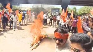 Durg News: दुर्ग में हनुमान मूर्ति हटाने पर भारी बवाल, हिंदू संगठनों ने सड़क पर उतरकर किया जोरदार विरोध प्रदर्शन