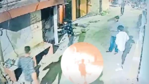 Ujjain Crime: उज्जैन में हिस्ट्रीशीटर के घर बदमाशों का पेट्रोल बम से हमला, दो युवक भी झुलसे; इलाके में भारी तनाव