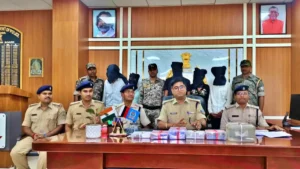 Godda Police Success: गोड्डा पुलिस ने सुलझाई लूट की गुत्थी! 4 शातिर अपराधी गिरफ्तार, लूटा गया सामान बरामद