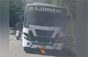 Breaking News: सवारियों से भरी चलती बस बनी आग का गोला! यात्रियों ने खिड़कियों से कूदकर बचाई जान, मची चीख-पुकार