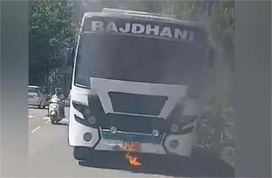 Breaking News: सवारियों से भरी चलती बस बनी आग का गोला! यात्रियों ने खिड़कियों से कूदकर बचाई जान, मची चीख-पुकार