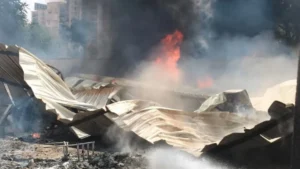 Gurugram Fire: गुरुग्राम में तांडव! 4 फर्नीचर गोदाम जलकर खाक, वेल्डिंग की एक चिंगारी ने मचाई भारी तबाही