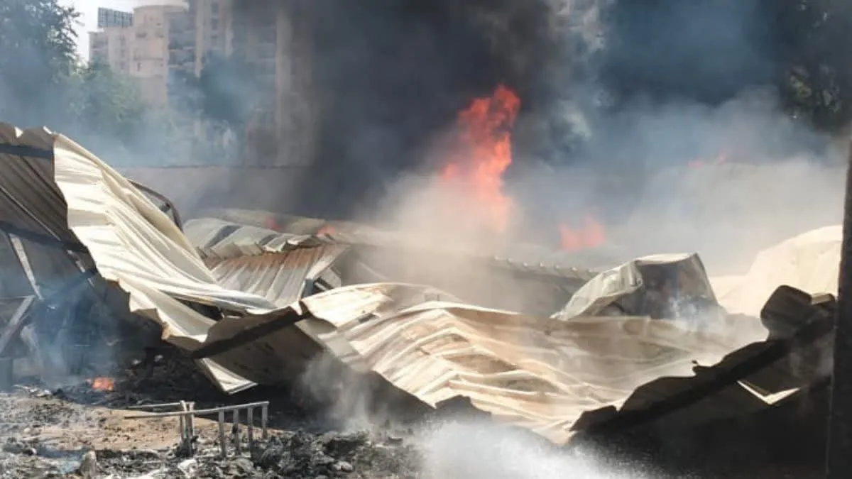 Gurugram Fire: गुरुग्राम में तांडव! 4 फर्नीचर गोदाम जलकर खाक, वेल्डिंग की एक चिंगारी ने मचाई भारी तबाही