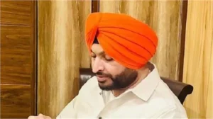 बड़ा हादसा टला: बीच सड़क पर धूं-धूं कर जली सवारियों से भरी बस, जान बचाने के लिए लोगों ने लगाई छलांग