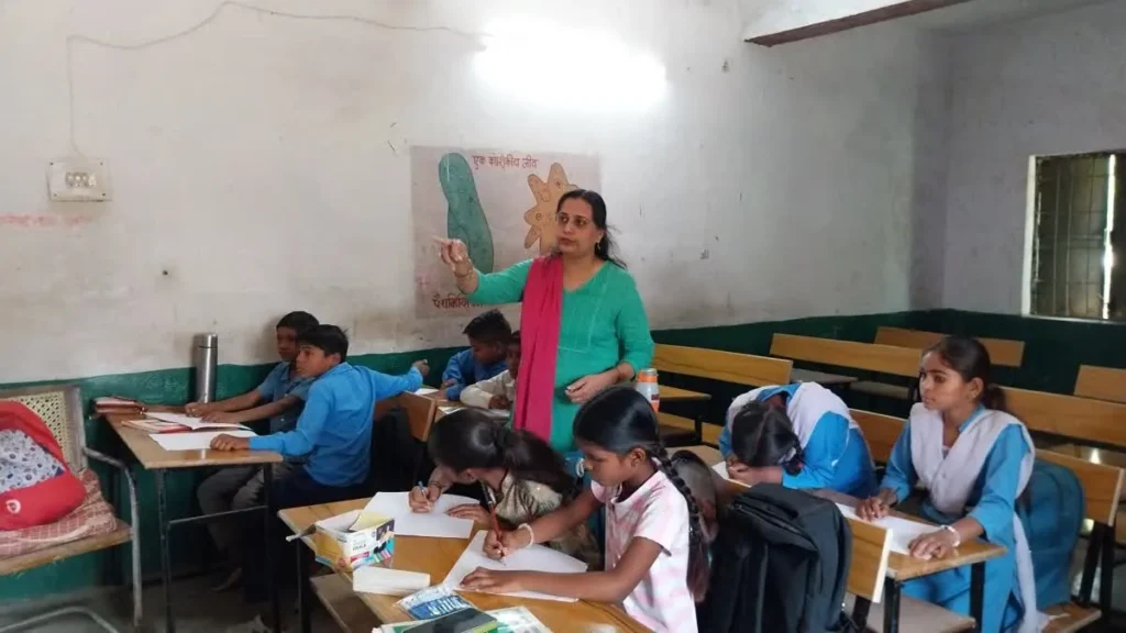 Inspirational Teacher: सरकारी स्कूल की टीचर का कमाल! चित्रों से सिखाया गणित, बच्चों ने दिया 95% रिजल्ट