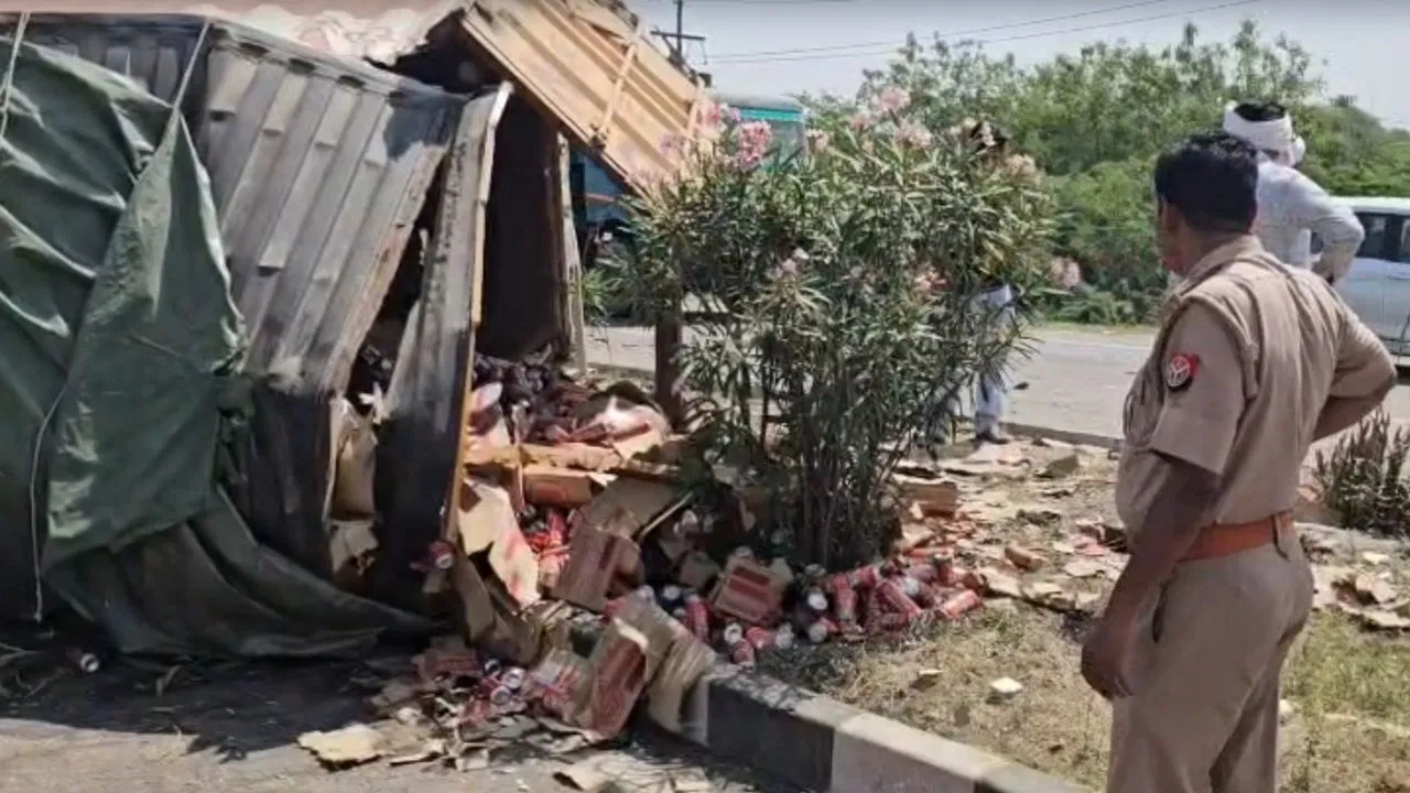 Jhansi News: झांसी में बीयर कंटेनर और मिर्ची के ट्रक में जोरदार भिड़ंत, लूटपाट के डर से मौके पर पुलिस तैनात