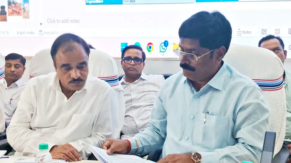 Jharkhand News: मंत्री योगेंद्र प्रसाद ने पेयजल व्यवस्था की समीक्षा की, फाइलों में देरी पर अधिकारियों को लगाई फटकार; युद्ध स्तर पर काम के निर्देश