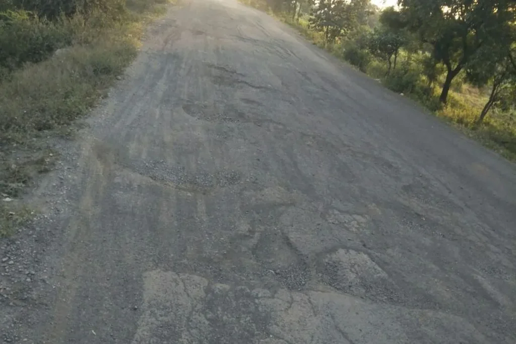 खंडवा-मूंदी मार्ग की बदहाली: 15 साल में 30 करोड़ खर्च, फिर भी जर्जर है 32 KM की सड़क