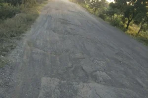 खंडवा-मूंदी मार्ग की बदहाली: 15 साल में 30 करोड़ खर्च, फिर भी जर्जर है 32 KM की सड़क