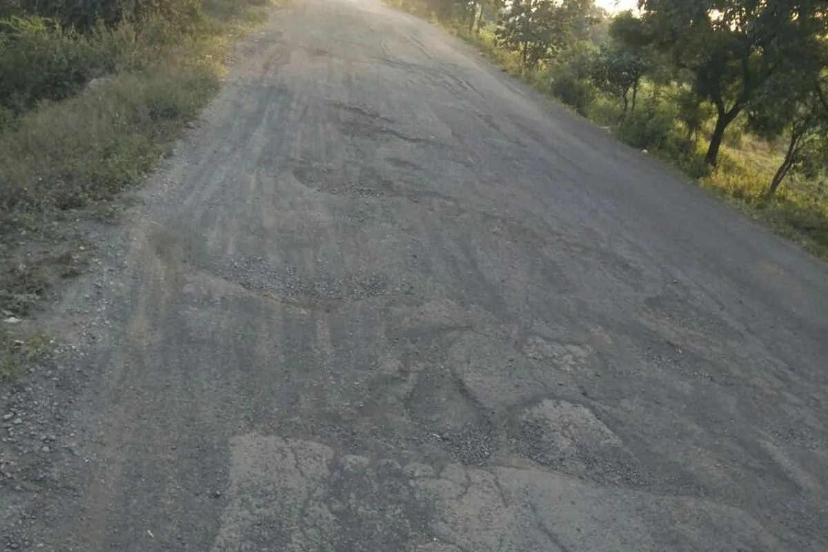 खंडवा-मूंदी मार्ग की बदहाली: 15 साल में 30 करोड़ खर्च, फिर भी जर्जर है 32 KM की सड़क