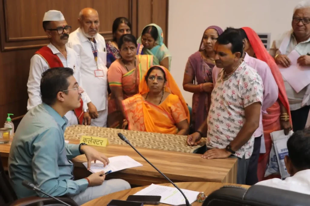 खंडवा जनसुनवाई: कलेक्टर ऋषभ गुप्ता ने सुनीं समस्याएं, जमीन पर कब्जे और छात्रवृत्ति फर्जीवाड़े पर एक्शन