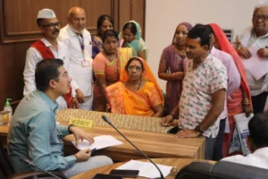 खंडवा जनसुनवाई: कलेक्टर ऋषभ गुप्ता ने सुनीं समस्याएं, जमीन पर कब्जे और छात्रवृत्ति फर्जीवाड़े पर एक्शन