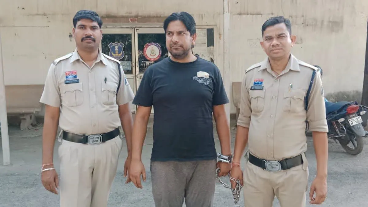 Korba Police Action: IPL सट्टेबाजों पर कोरबा पुलिस की बड़ी स्ट्राइक! मैच पर दांव लगाते रंगे हाथों पकड़े गए आरोपी, लाखों का हिसाब बरामद