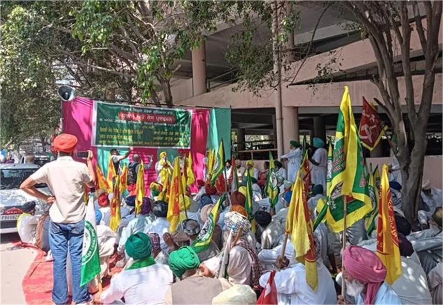 Ludhiana Farmer Protest: लुधियाना DC ऑफिस के बाहर किसानों का महा-प्रदर्शन! प्रशासन को दी बड़ी चेतावनी