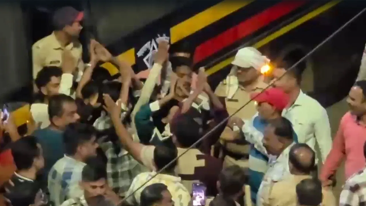 Maharashtra Police Action: ‘धुरंधर’ फिल्म देख बनना चाहते थे डॉन, महाराष्ट्र पुलिस ने बीच सड़क निकाली बारात; कान पकड़कर मांगी माफी