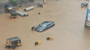 पुणे में अप्रैल में ‘प्रलय’! लबालब सड़कें, डूबीं कारें और घुटने तक पानी; कुदरत के कहर से थमी रफ्तार