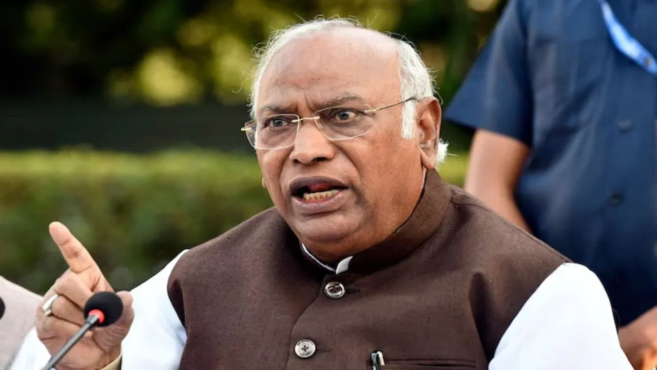 Kharge Apologizes: गुजरातियों पर विवादित बयान के बाद मल्लिकार्जुन खरगे ने मांगी माफी, बोले— “भावनाओं को आहत करना मकसद नहीं”