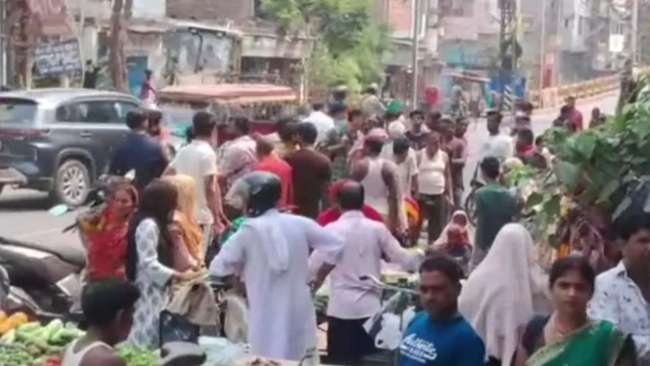 इंसानियत शर्मसार! सब्जी बेच रही महिला पर किसी ने फेंका चावल का खौलता पानी; चेहरा, गर्दन और पीठ बुरी तरह झुलसे