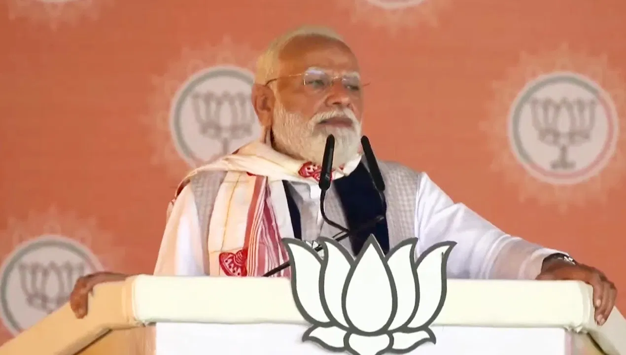 PM Modi in Assam: पीएम मोदी का कांग्रेस पर बड़ा प्रहार, बोले— “कांग्रेस वही गीत गा रही जिसकी धुन पाकिस्तान ने बनाई”