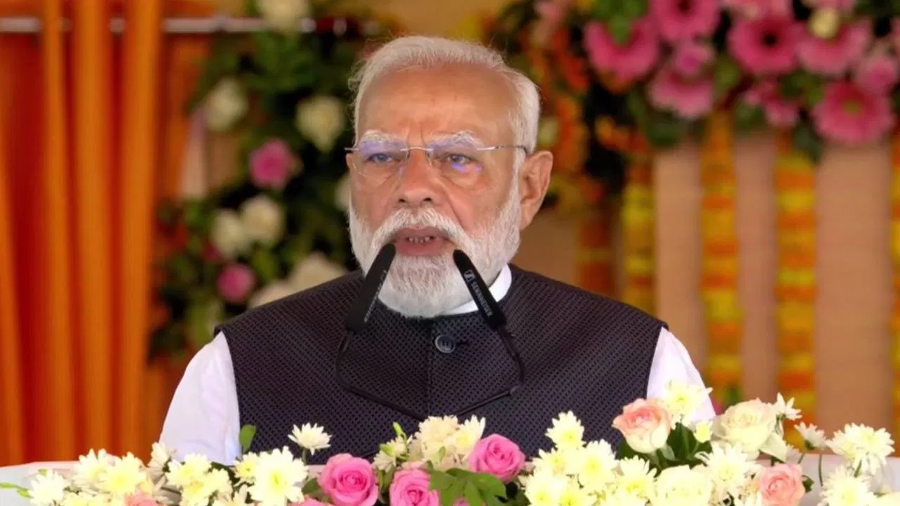 PM Modi in Hardoi: ‘गंगा एक्सप्रेसवे यूपी की नई लाइफलाइन’, हरदोई में बरसे पीएम मोदी— बोले, सपा-कांग्रेस का चेहरा नारी विरोधी