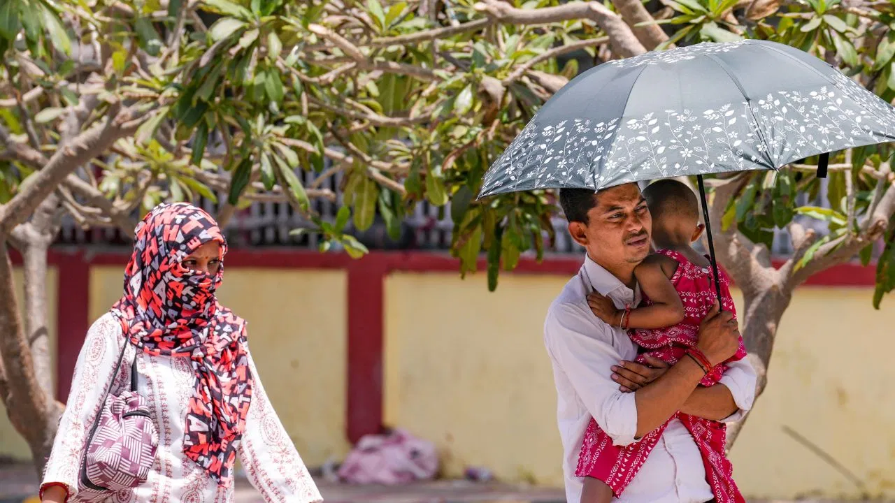 Weather Update Today: दिल्ली में 40 डिग्री तक पहुँचेगा पारा, 10 राज्यों में बारिश और पहाड़ों पर बर्फबारी का अलर्ट; जानें अगले 7 दिनों का पूर्वानुमान