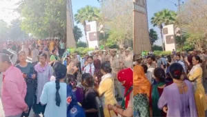 Noida News: ‘ढाई-तीन हजार में कैसे चले घर?’ नोएडा में सड़कों पर उतरीं हजारों मेड्स, न्यूनतम वेतन को लेकर की ये मांग