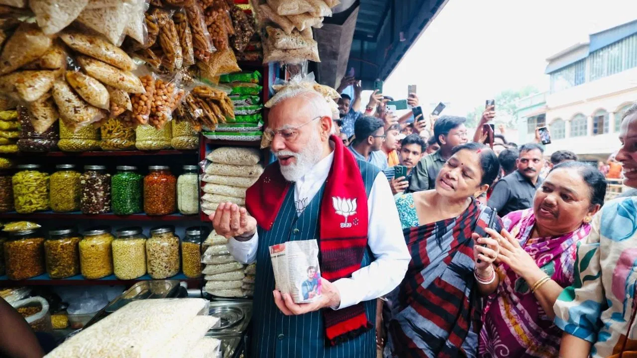“मुझे झालमुड़ी खिलाओ…” बंगाल की सड़कों पर पीएम मोदी का देसी अंदाज, काफिला रुकवाकर चखा मशहूर स्नैक का स्वाद