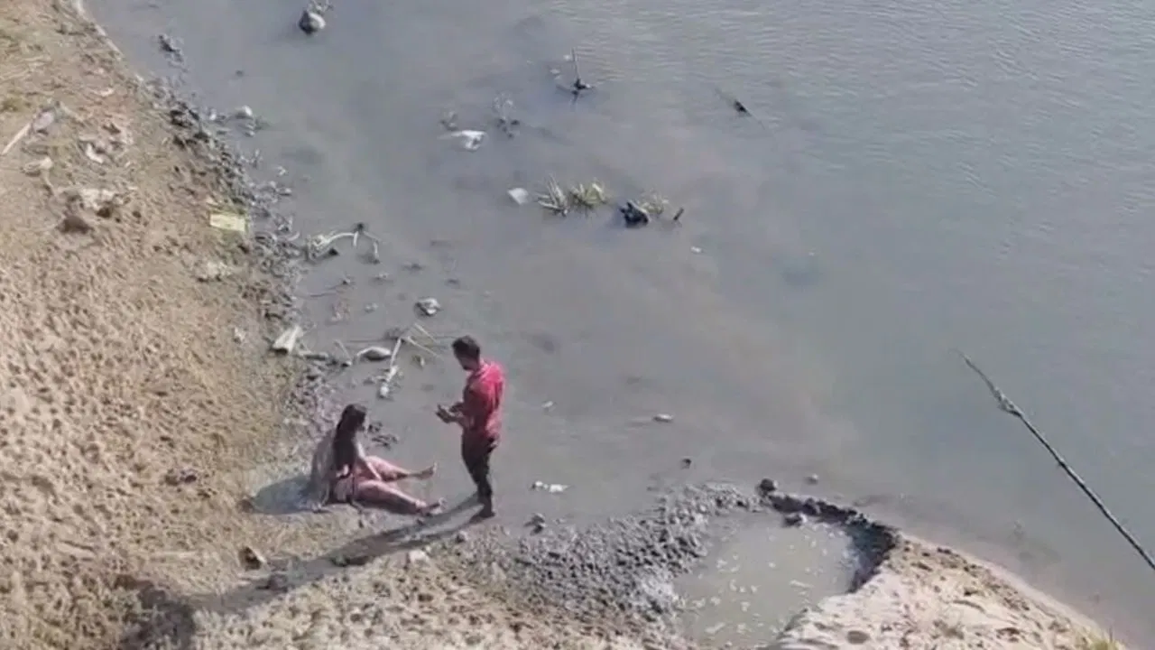 Purnia News: प्रेमी से झगड़े के बाद युवती ने नदी में लगाई छलांग, देवदूत बनकर आए ई-रिक्शा चालक ने बचाई जान