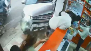 Crime & Safety: रांची के मेडिकल स्टोर में मौत बनकर घुसी कार, दुकान के अंदर मची अफरा-तफरी; पूरी घटना कैमरे में कैद