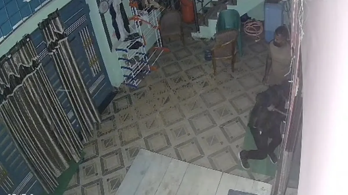 सूने मकान में बड़ी चोरी: 10 तोला सोना, 1 किलो चांदी और कैश पर हाथ साफ; CCTV में कैद हुई वारदात