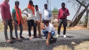 Latehar News: लातेहार में सड़क निर्माण में भ्रष्टाचार का आरोप, ग्रामीणों ने कहा- ‘हाथ लगाते ही रेत की तरह बिखर रही है सड़क’