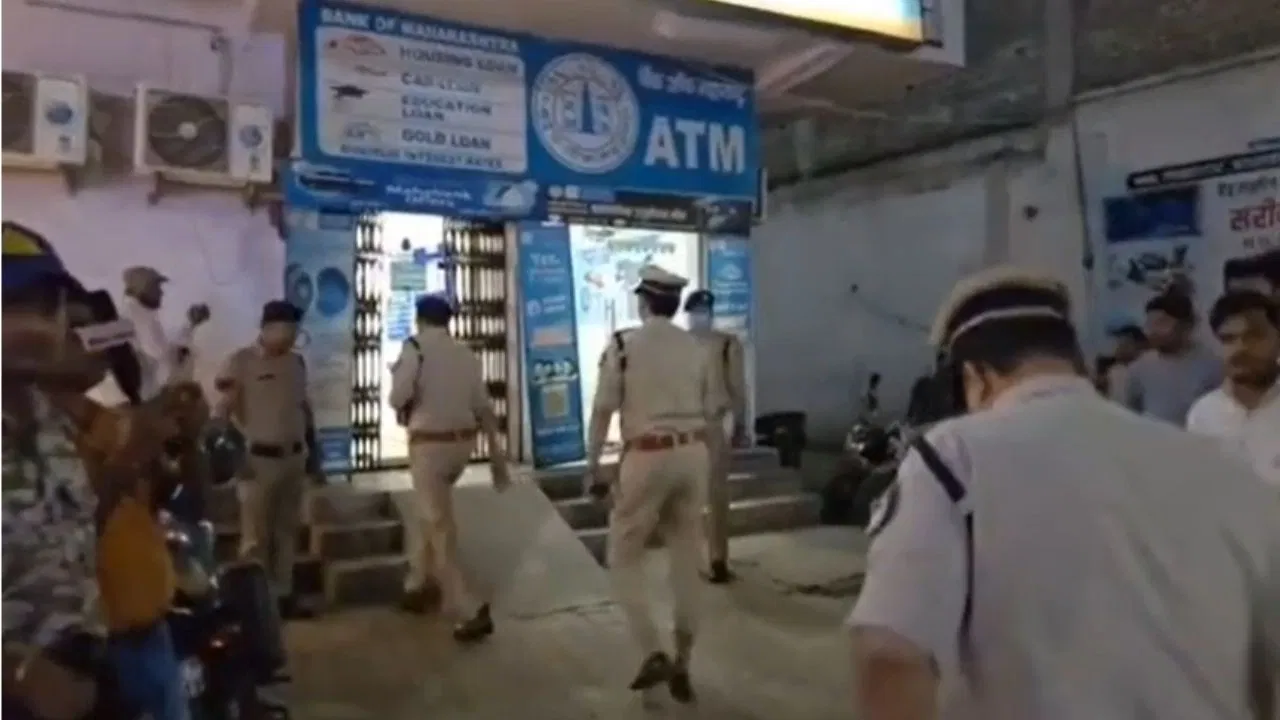 Singrauli Bank Robbery: सिंगरौली में यूनियन बैंक से 20 लाख की डकैती, 15 मिनट में कैश और गोल्ड लेकर फरार हुए नकाबपोश बदमाश