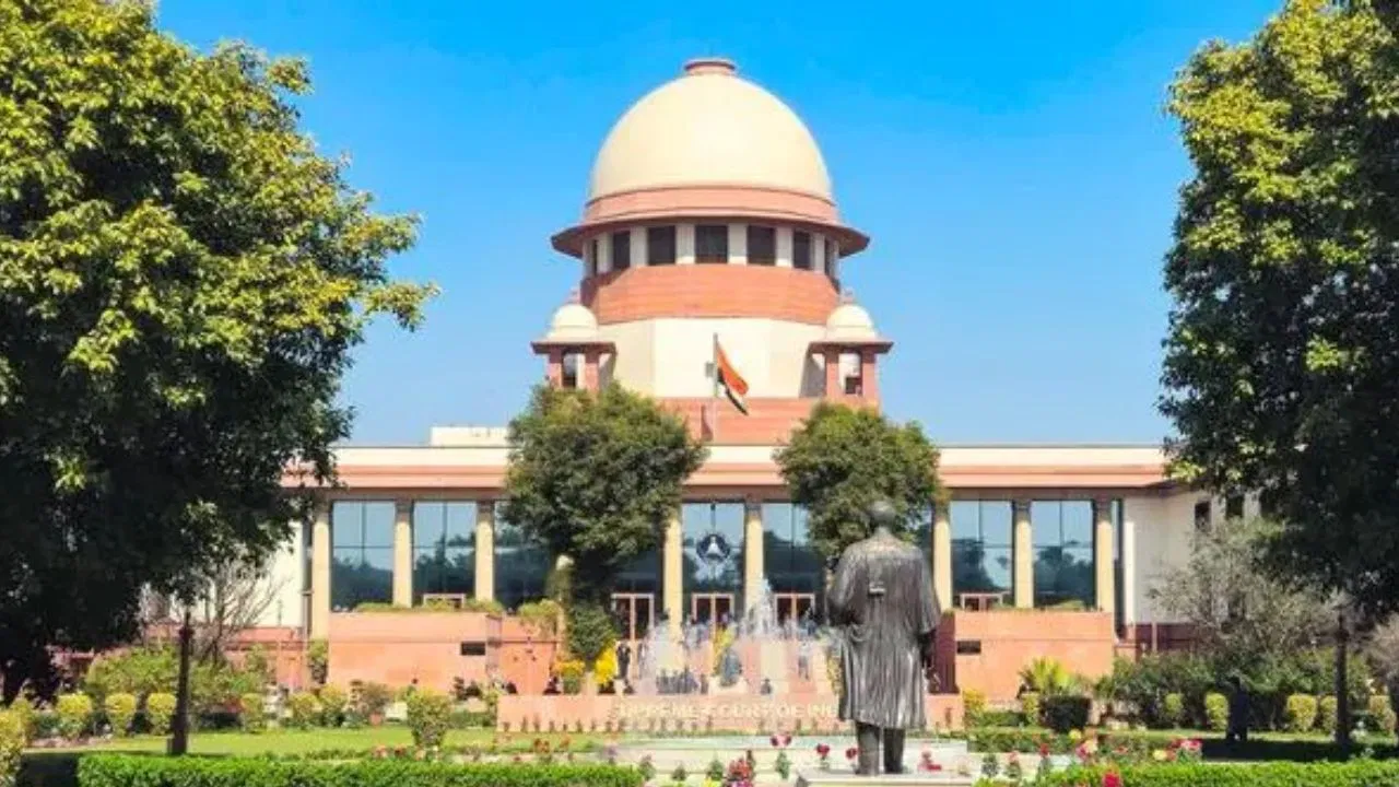 Supreme Court Alert: नाबालिग रेप पीड़िता मामले में सुप्रीम कोर्ट सख्त; स्वास्थ्य मंत्रालय को अवमानना नोटिस जारी, जानें पूरा मामला